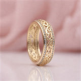 Anel Dourado Torcido Elegante