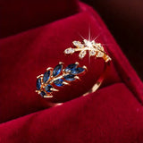 Anel Dourado de Safira Sofisticado