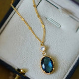 Colar Dourado Sofisticado ao Luar