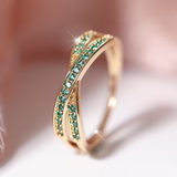 Anel Dourado de Esmeralda Sofisticado