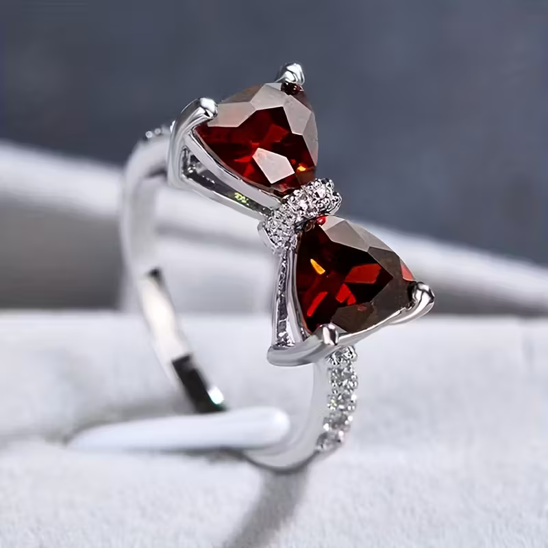 Anel Sofisticado com Esmeralda