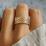 Anel Dourado Torcido Elegante