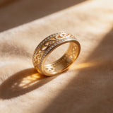 Anel Dourado Torcido Elegante