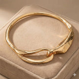Colar Dourado Artístico com Design Assimétrico