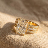 Anel Dourado de Luxo Gracioso