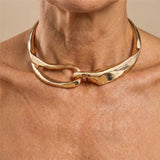 Colar Dourado Artístico com Design Assimétrico